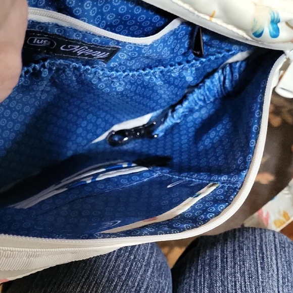 Lug Cream and Blue Shoulder Bag with Stylish Appeal - Picture 3 of 4